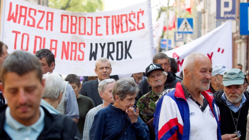 W Katowicach manifestowali bezdomni, bezrobotni i wykluczeni. Fot. PAP/ Andrzej Grygiel