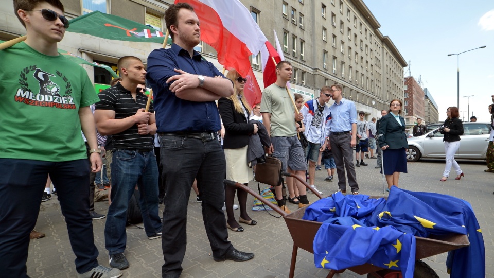 Jeden z kandydatów RN do PE Witold Tumanowicz podczas pikiety przed siedzibą przedstawicielstwa Komisji Europejskiej w Polsce. Fot. PAP/Radek Pietruszka