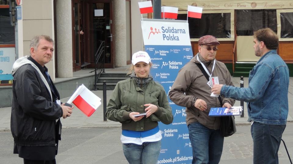 Flagi rozdawali przy ul. Mostowej w centrum miasta przedstawiciele dwóch ugrupowań. Fot. Tatiana Adonis