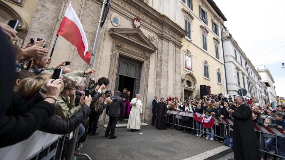 W kościele i wokół niego zgromadziły się tłumy polskich wiernych. PAP/EPA/MASSIMO PERCOSSI.