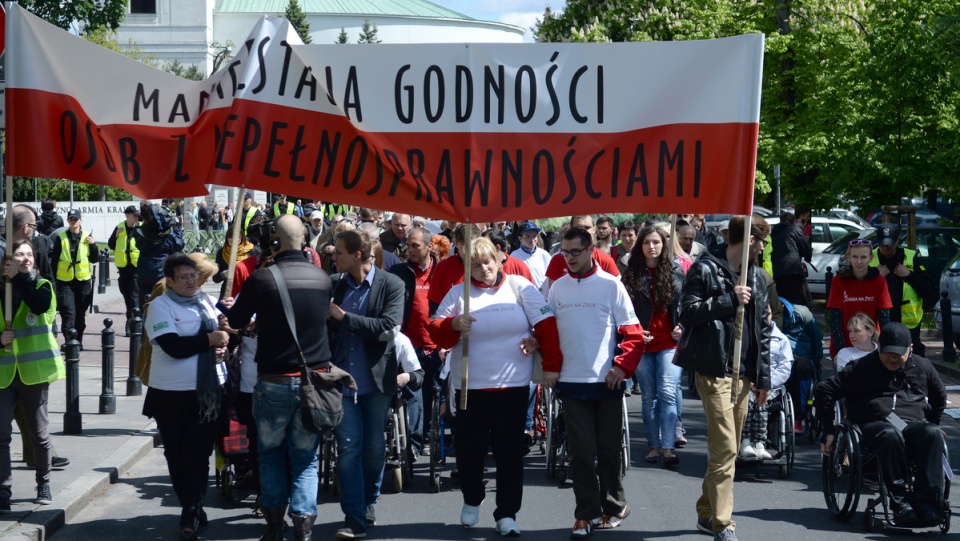 W proteście uczestniczyło kilkaset osób. Manifestacja przeszła sprzed Sejmu do kancelarii premiera. Fot. PAP/Jacek Turczyk