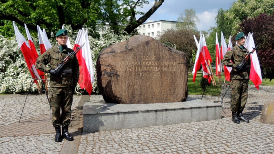 Uroczystości przed pomnikiem "Ku czci poległych i pomordowanych przez hitlerowskiego najeźdźcę w latach 1939-1945". Fot. Michał Zaręba