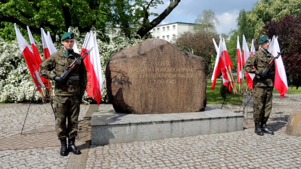 Uroczystości przed pomnikiem "Ku czci poległych i pomordowanych przez hitlerowskiego najeźdźcę w latach 1939-1945". Fot. Michał Zaręba