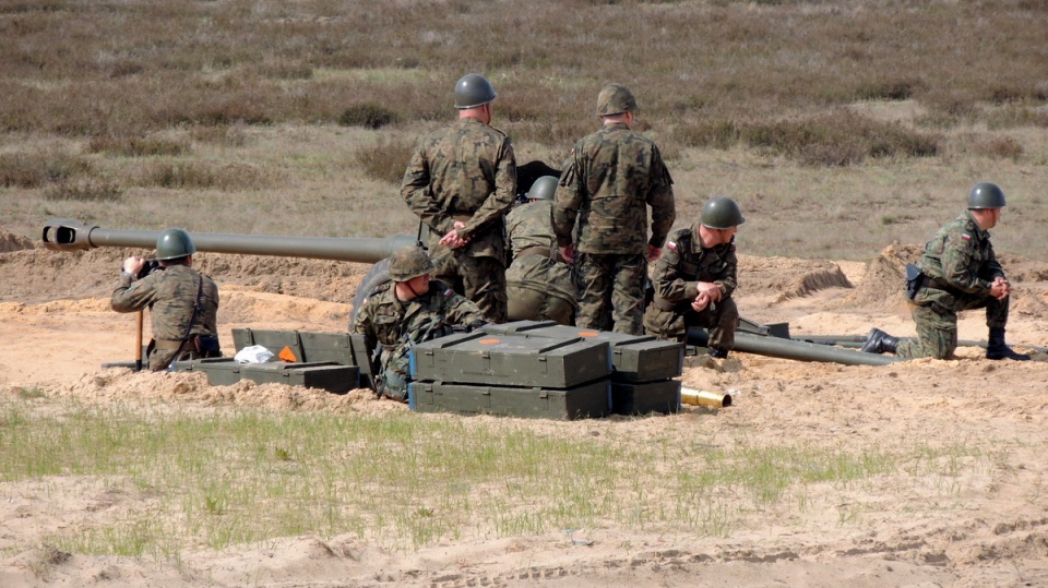 Toruńskie obchody rozpoczęła uroczysta zbiórka artylerzystów na poligonie przy ul. Andersa, z okazji 15-lecia przystąpienia Polski do NATO. Fot. Michał Zaręba