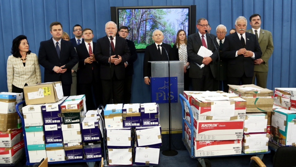 Posłowie PiS podczas konferencji prasowej nt. "Nie dla prywatyzacji polskich lasów". Fot. PAP/Tomasz Gzell