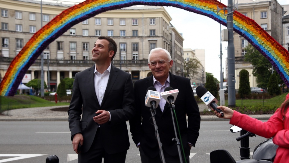 Politycy przekonywali warszawiaków do głosowania na SLD, wręczyli też kwiaty mieszkankom stolicy. Fot. PAP/Tomasz Gzell.