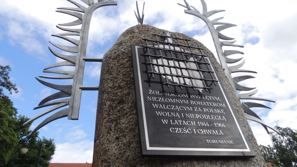 Pomnik został odsłonięty przed Muzeum Etnograficznym w Toruniu. Fot. Michał Zaręba.