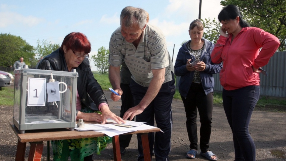 Władze w Kijowie twierdzą, że odbywają się one nielegalnie. Fot. PAP/EPA