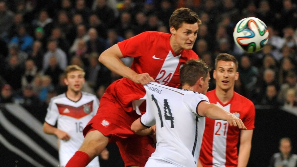 W wyskoku do górnej piłki Michał Żyro (L) i Niemiec Oliver Sorg (P) w towarzyskim meczu piłkarskim obu drużyn narodowych na stadionie Imtech Arena w Hamburgu. PAP/Bartłomiej Zborowski.