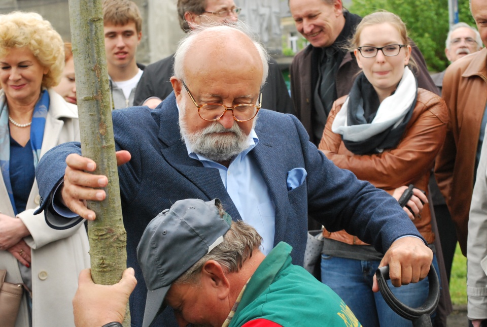 Profesor Krzysztof Penderecki posadził dąb (fot. M. Jasińska)