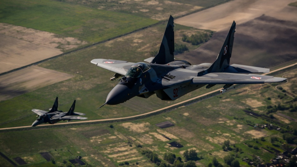 Myśliwce MiG-29 Polskich Sił Zbrojnych, podczas pokazu w bazie lotniczej Siauliai na Litwie. Fot. PAP/Jakub Kamiński