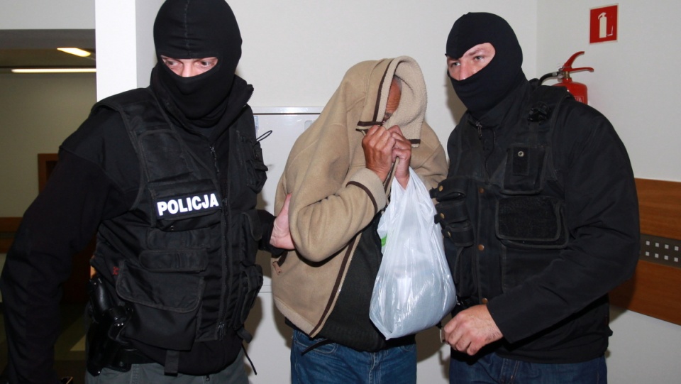 Znachor Marek H. (C) został doprowadzony 16 bm. na posiedzenie aresztowe, do Sądu Rejonowego w Nowym Sączu. PAP//Grzegorz Momot