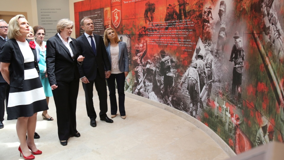 Premier Donald Tusk (2P) z żoną Małgorzatą (P) oraz córka generała Władysława Andersa , dowódcy walk o Monte Cassino, Anna Maria Anders (L) i wdowa po ostatnim prezydencie na uchodźstwie Ryszardzie Kaczorowskim, Karolina Kaczorowska (4P), 17 bm. podczas zwiedzania małego muzeum pamięci 2. Korpusu, zbudowanego w pobliżu polskiego cmentarza wojennego z inicjatywy włoskiej Polonii. Fot. PAP/Leszek Szymański