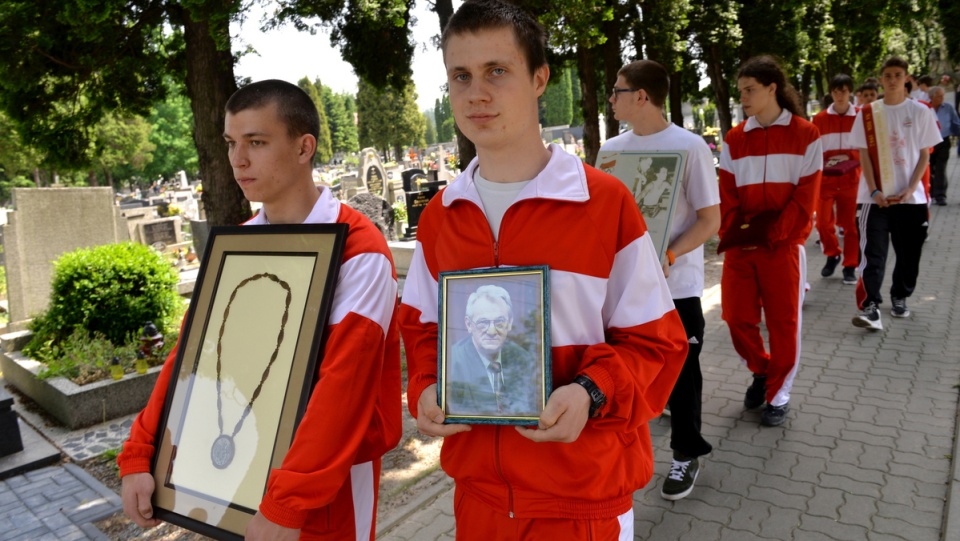 Uroczystości pogrzebowe wybitnego pięściarza Zbigniewa Pietrzykowskiego na cmentarzu parafii Opatrzności Bożej w Bielsku-Białej. PAP/Jacek Bednarczyk