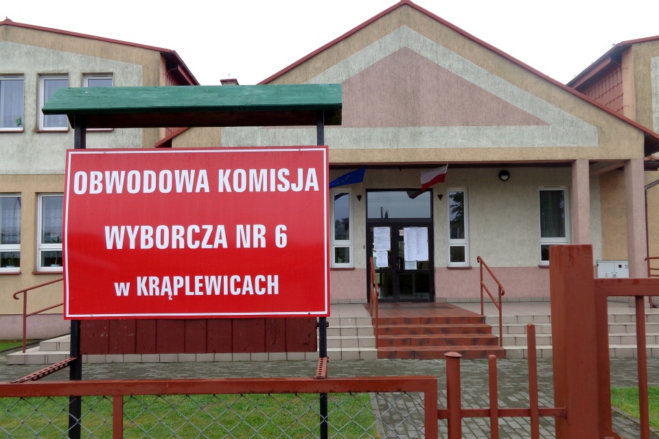 Siedziba Obwodowej Komisji Wyborczej nr 6 w Krąplewicach. Fot. Marcin Doliński