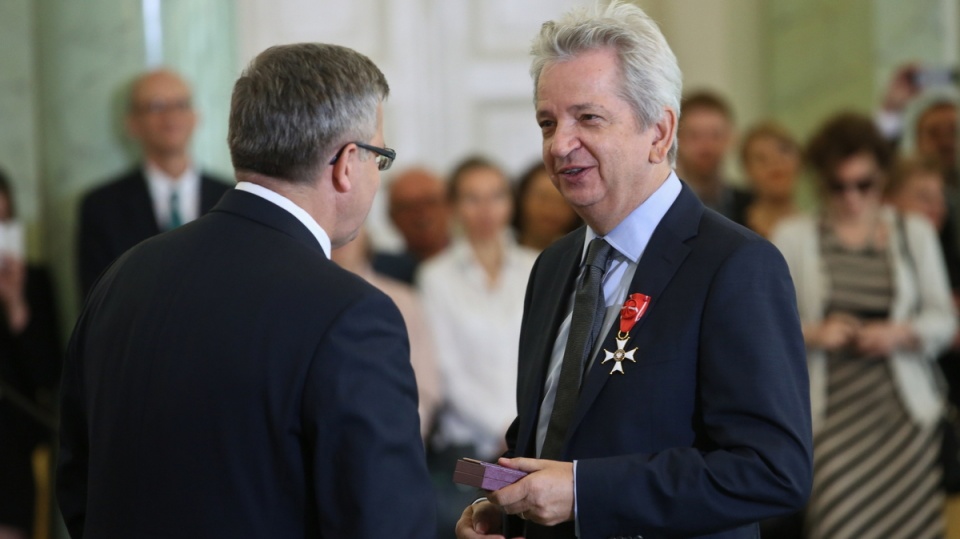 Reżyser Juliusz Machulski (P) został odznaczony Krzyżem Oficerskim Orderu Odrodzenia Polski. PAP/Rafał Guz