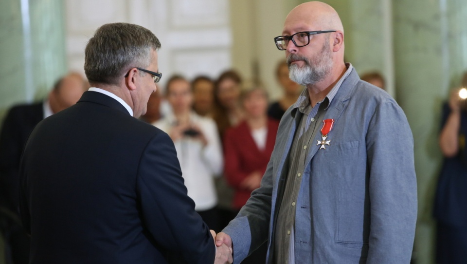 Reżyser Wojciech Smarzowski (P) został odznaczony Krzyżem Kawalerskim Orderu Odrodzenia Polski. PAP/Rafał Guz