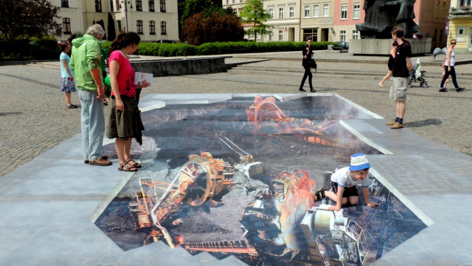 obraz 3D przedstawiający fragment kopalni odkrywkowej węgla brunatnego, przedstawili w Bydgoszczy ekolodzy Greenpeace. Fot. Monika Siwak-Waloszewska