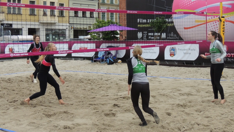 Jako pierwsze w Ogólnopolskim Turnieju "Plaża Gotyku" rywalizują pary juniorskie. Fot. Michał Zaręba