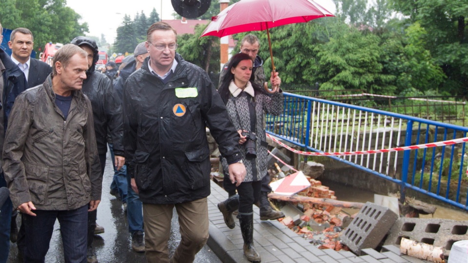 Premier Donald Tusk (3L) oraz wojewoda opolski Ryszard Wilczyński (4L) podczas wizyty szefa polskiego rządu w Głuchołazach. Fot. PAP/ Andrzej Grygiel