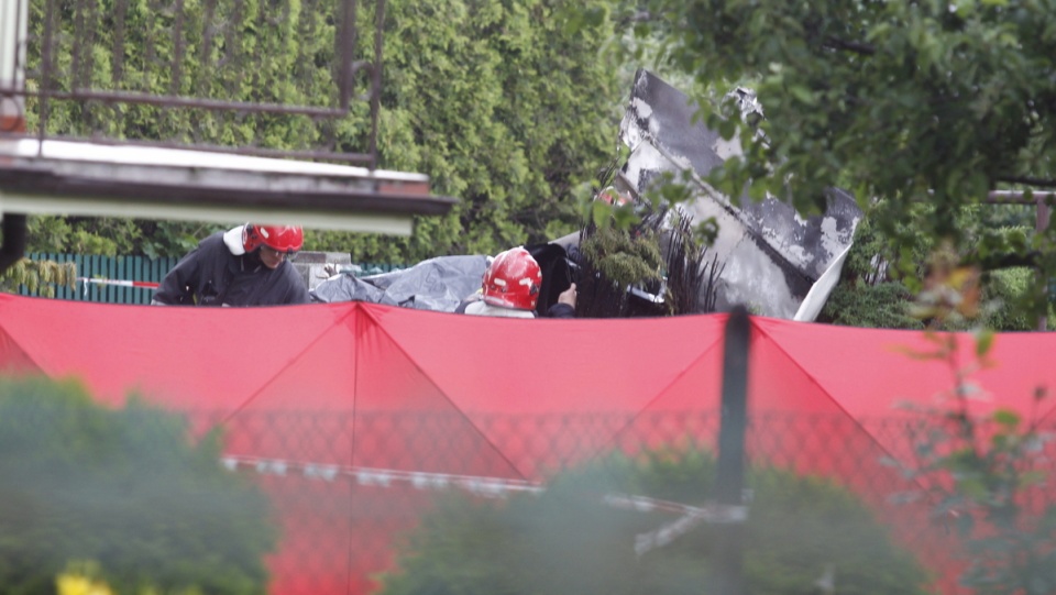 Strażacy pracują na miejscu tragicznego wypadku awionetki Cessna w Bielsku-Białej. Fot. PAP/Andrzej Grygiel