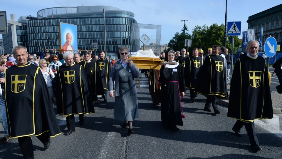 Procesja z relikwiami św. Jana Pawła II. Fot. PAP/Jacek Turczyk