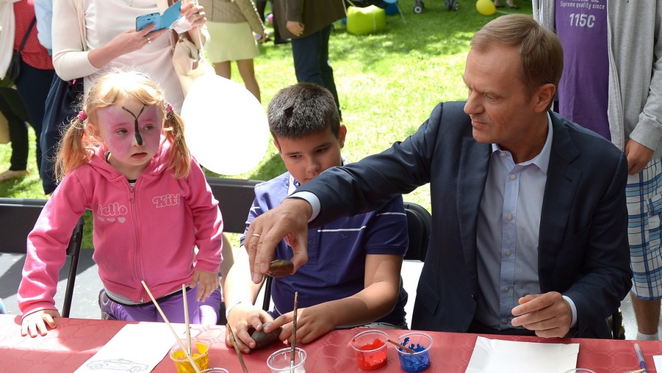 Premier Donald Tusk podczas pikniku z okazji Dnia Dziecka pod hasłem "Nie ma wolności bez radości". Fot. PAP/Radek Pietruszka