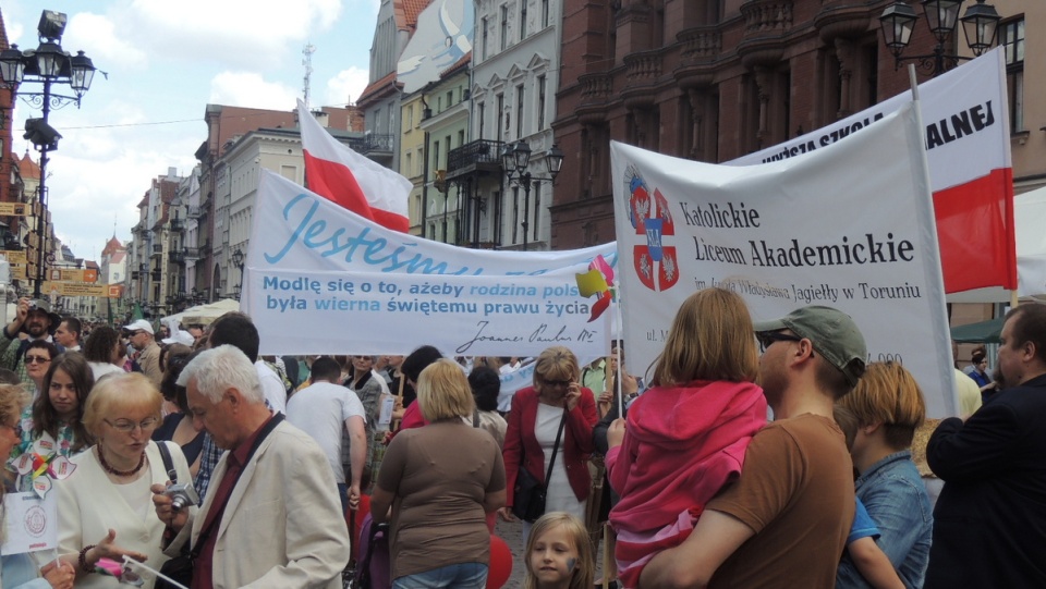 Uczestnicy marszu zwracali uwagę na ochronę takich wartości jak życie, rodzina i małżeństwo. Fot. Michał Zaręba