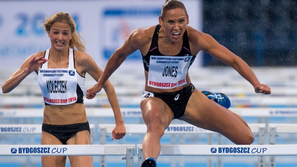 W akcji Amerykanka Lolo Jones (P) przed Polką Karoliną Kołeczek (L) w biegu na 100 m ppł. Fot. PAP/Tytus Żmijewski