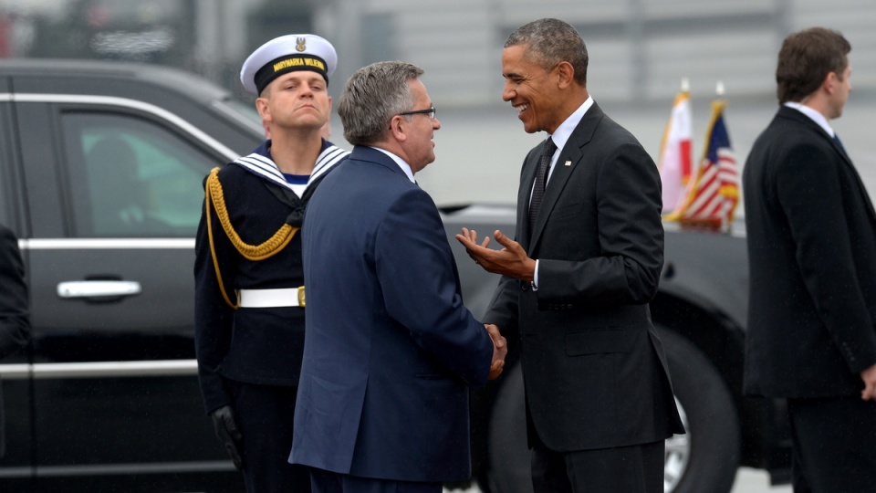 Prezydent Bronisław Komorowski wita prezydenta USA Baracka Obamę na lotnisku Okęcie. Fot. PAP/Radek Pietruszka