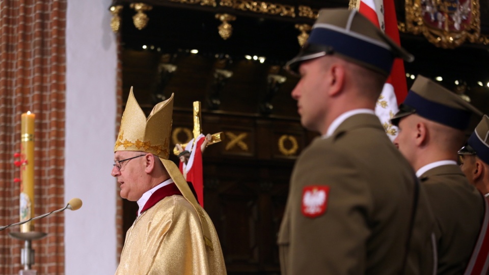 Biskup pomocniczy warszawski Józef Górzyński (L) podczas Mszy za Wolność w Archikatedrze św. Jana Chrzciciela w 25. rocznicę wyborów parlamentarnych w Warszawie. PAP/Leszek Szymański