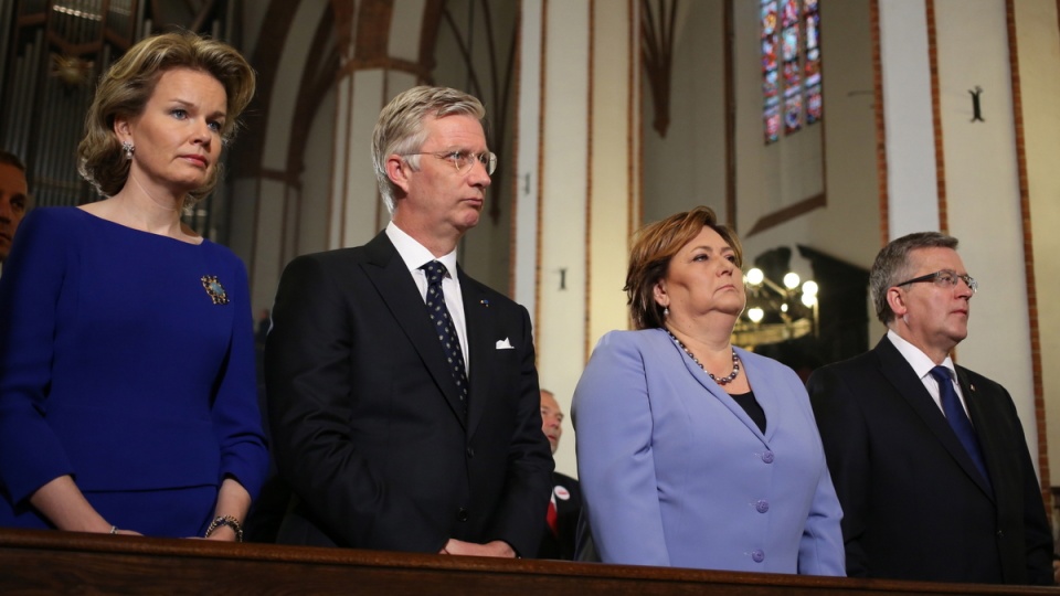 Król Belgii Filip I Koburg (2L) i królowa Belgii Matylda (L) oraz prezydent RP Bronisław Komorowski (P) z małżonką Anną Komorowską (2P) podczas Mszy za Wolność w Archikatedrze św. Jana Chrzciciela w 25. rocznicę wyborów parlamentarnych w Warszawie. PAP/Leszek Szymański