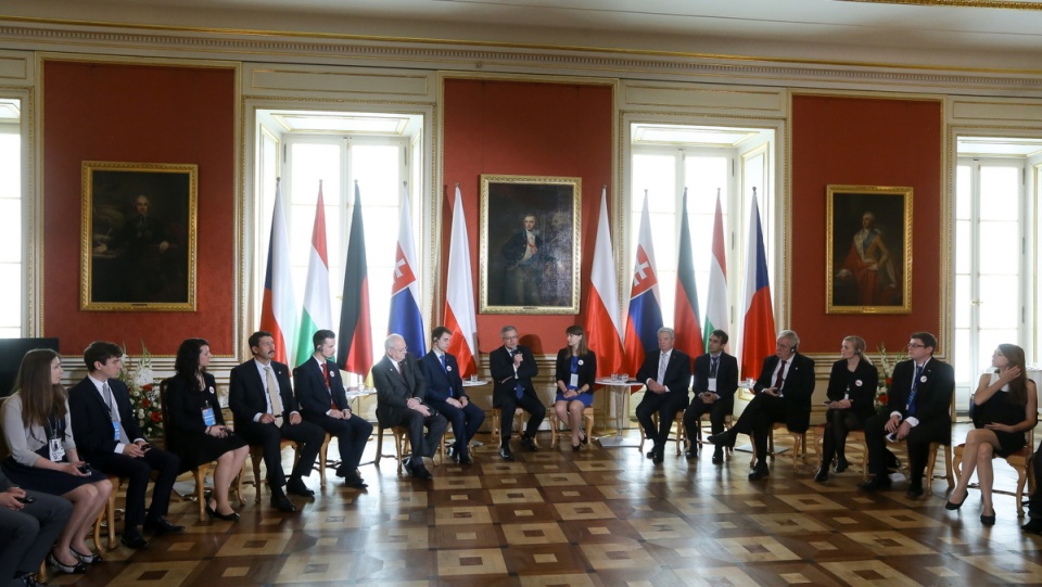 Prezydent RP Bronisław Komorowski (C) oraz prezydent Słowacji Ivan Gaszparovicz (6L), przydent Niemiec Joachim Gauck (6P), prezydent Węgier Janos Ader (4L) i prezydent Czech Milosz Zeman (4P) podczas spotkania z młodzieżą pod hasłem "1989 - Pokolenie Wolności". PAP/Paweł Supernak