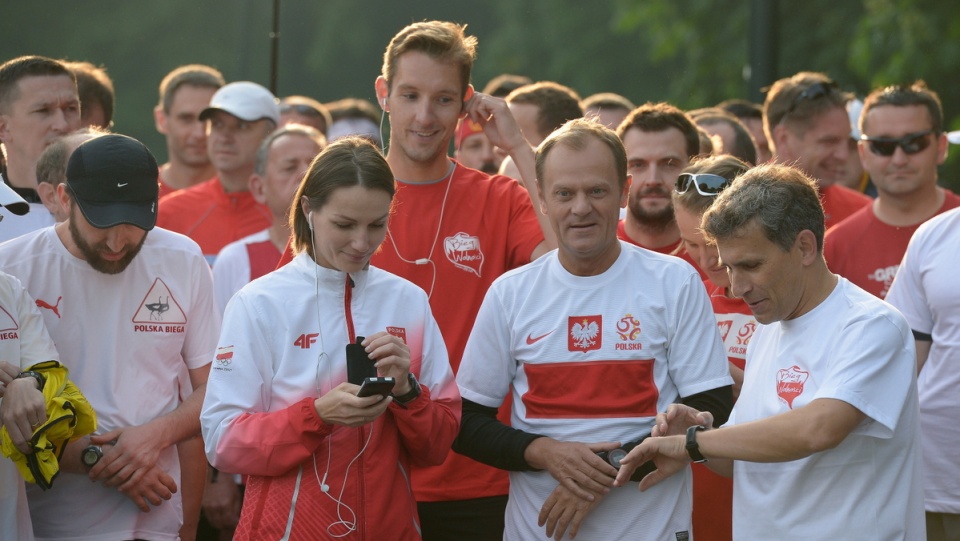 Premier Donald Tusk (C), posłanka Jagna Marczułajtis-Walczak (L) oraz czterokrotny mistrz olimpijski w chodzie Robert Korzeniowski (P) na starcie Biegu Wolności na Polach Mokotowskich w Warszawie. PAP/Radek Pietruszka