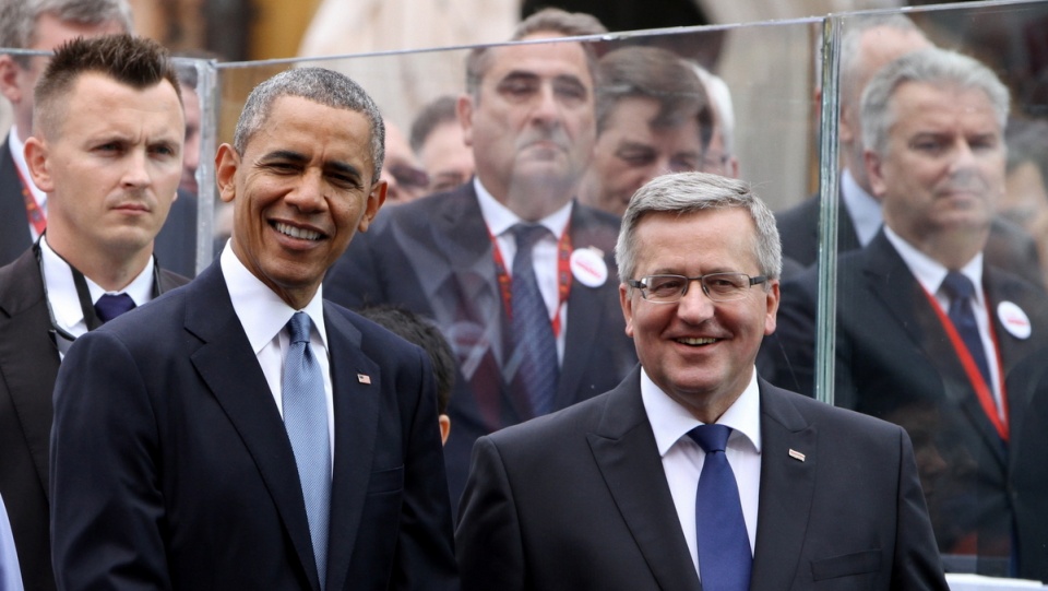 Prezydent RP Bronisław Komorowski (P) i prezydent USA Barack Obama (L) podczas głównych uroczystości z okazji 25-lecia Wolności na placu Zamkowym w Warszawie. PAP/Paweł Supernak