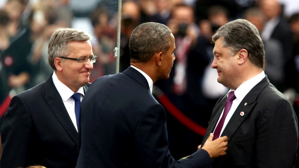 Prezydent USA Barack Obama (C-tyłem), prezydent RP Bronisław Komorowski (L) i prezydent Ukrainy Petro Poroszenko (P) podczas głównych uroczystości z okazji 25-lecia Wolności w Warszawie. PAP/Tomasz Gzell