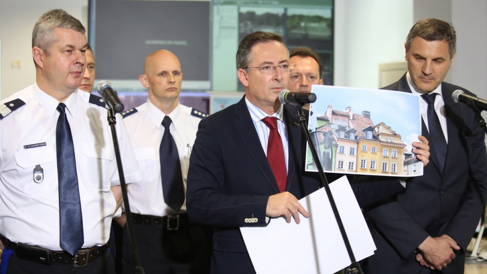 Minister spraw wewnętrznych Bartłomiej Sienkiewicz podczas konferencji prasowej. Fot. PAP/Leszek Szymański