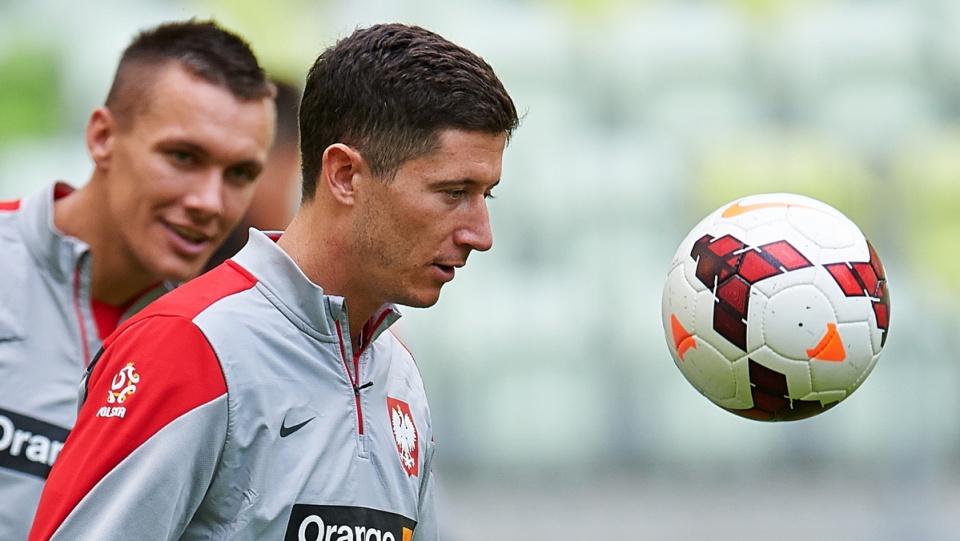 Napastnik Robert Lewandowski (C) podczas treningu piłkarskiej reprezentacji Polski w Gdańsku przed piątkowym towarzyskim meczem z Litwą.PAP/Adam Warżawa