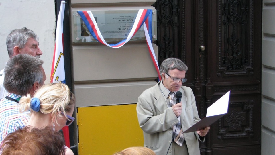 Tablice zawisły na kamienicy przy ul. Długiej 12. Fot. Henryk Żyłkowski.