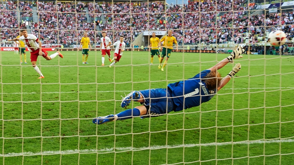 Robert Lewandowski strzela gola z rzutu karnego bramkarzowi Litwy Giedriusowi Arlaskisowi, podczas meczu towarzyskiego w Gdańsku. Fot. PAP/Adam Warżawa