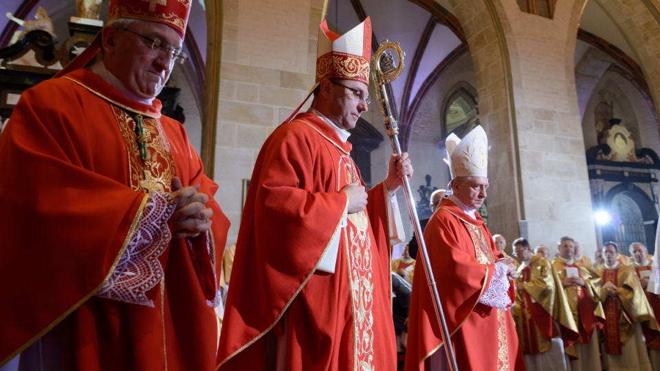 Nowy metropolita gnieźnieński i prymas Polski abp Wojciech Polak odebrał pastorał - znak władzy pasterskiej. PAP/Jakub Kaczmarczyk