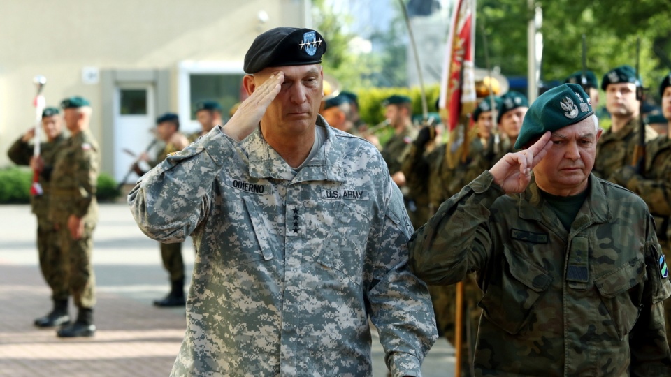 Gen. Raymond Odierno i gen. Jerzy Michałowski w trakcie oficjalnego powitania. Fot. PAP/Tomasz Gzell