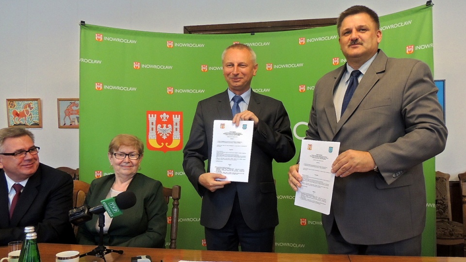 Porozumienie podpisali prezydent Inowrocławia Ryszard Brejza oraz wójt gminy Inowrocław Tadeusz Kacprzak. Fot. Monika Kaczyńska