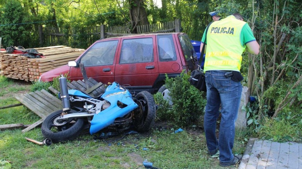 Najprawdopodobniej nie opanował motocykla, na łuku wypadł z drogi i uderzył w ogrodzenie. Fot. KKP Nakło