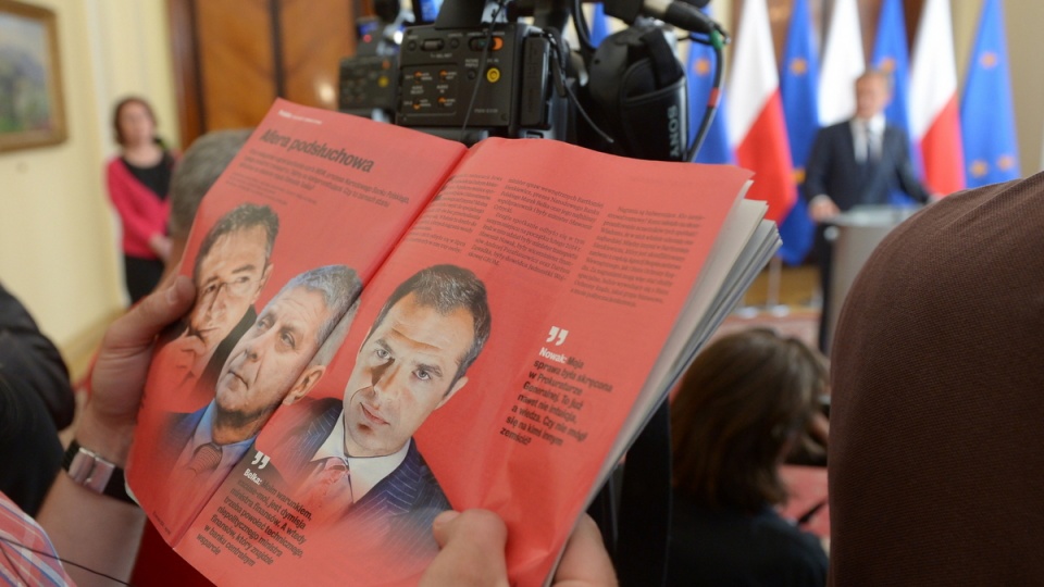Dziennikarz przegląda "Wprost" podczas konferencji prasowej premiera Donalda Tuska. Fot. PAP/Radek Pietruszka