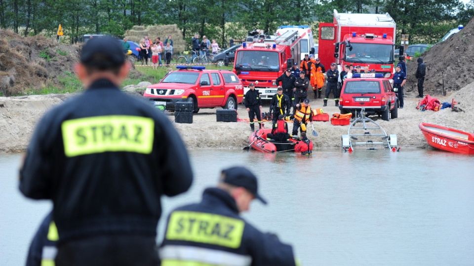 14 i 15-latek kąpali się mimo zakazu kąpieli w tym miejscu. Fot. PAP/Tytus Żmijewski