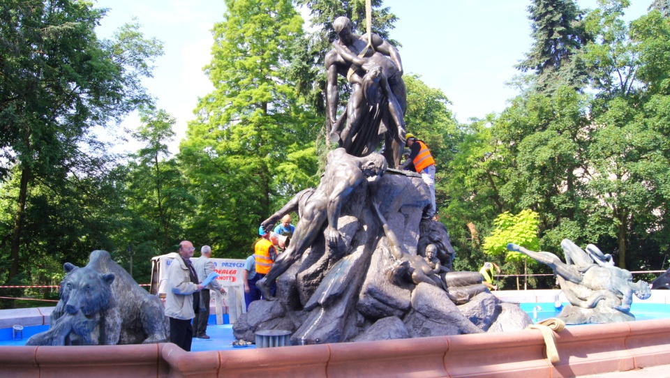 Po 70 latach od zniszczenia "Potopu", wszystkie trzy elementy rzeźby zdobią fontannę w bydgoskim Parku Kazimierza Wielkiego. Fot. Henryk Żyłkowski