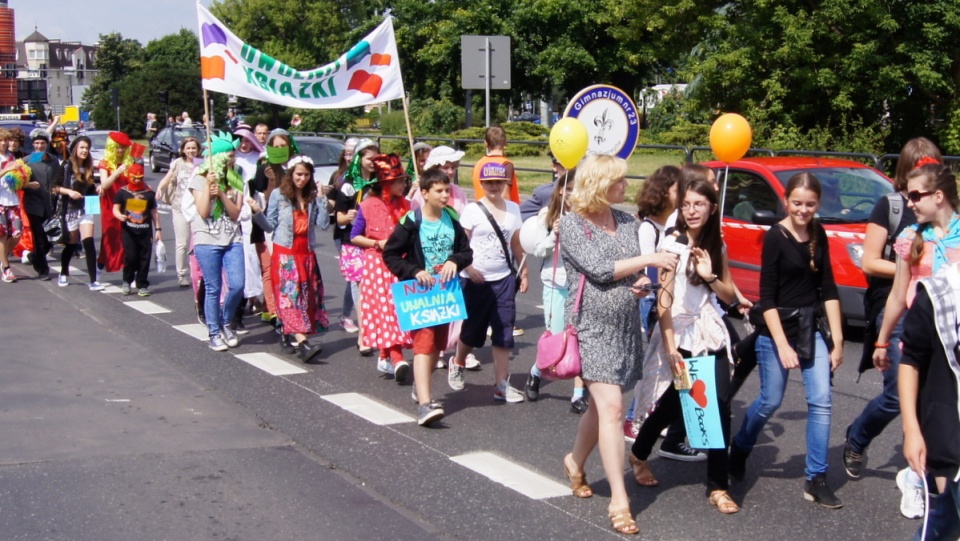 Na Wyspie Młyńskiej w Bydgoszczy zorganizowano happening oraz głośne czytanie, wcześniej ulicami centrum miasta przeszedł barwny korowód uczniów. Fot. Henryk Żyłkowski