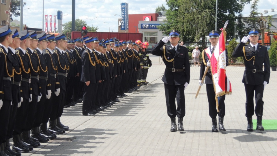 Podczas uroczystości wręczenia sztandaru medale, odznaczenia i awanse na wyższe stopnie służbowe otrzymało kilkudziesięciu strażaków. Fot. Monika Kaczyńska