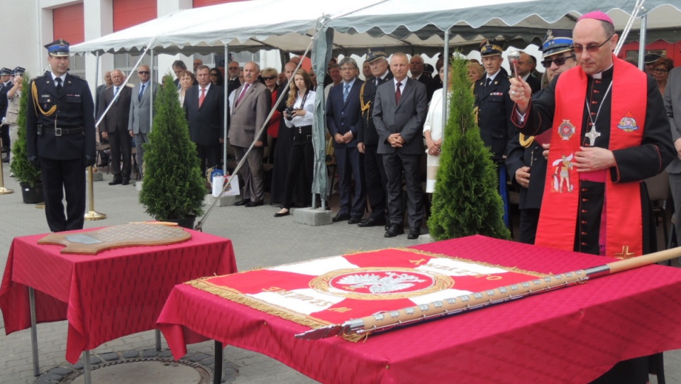 W uroczystości wręczenia sztandaru wzięli udział m.in. Arcybiskup Gnieźnieński Prymas Polski Wojciech Polak oraz Komendant Główny Państwowej Straży Pożarnej, gen. Wiesław Leśniakiewicz. Fot. Monika Kaczyńska